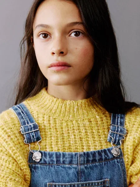 Ogrodniczki jeansowe z haftowanymi motylami Dzieci 9 MANGO KIDS ciemnoniebieski