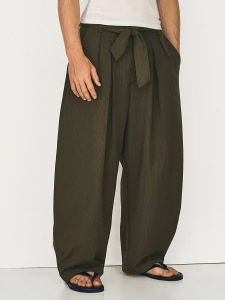 Bershka Plisované nohavice svetlosivá / jedľová