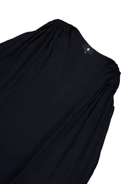 Suknele Su v formos iškirpte juoda