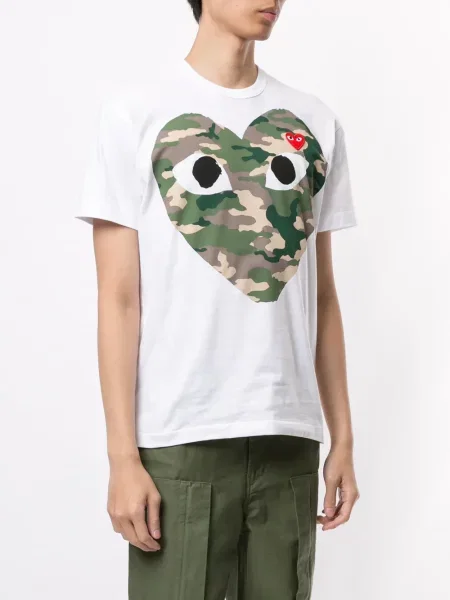 Koszulka Comme Des Garcons Play w kamuflażu biała