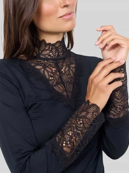 Bluzka z długim rękawem o kroju slim fit z obszyciem koronką Soyaconcept czarna