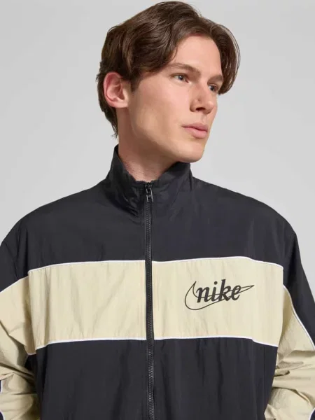 Krój regular fit kurtka treningowa z logo Nike czarna