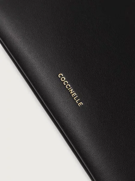 Кожаный клатч Coccinelle