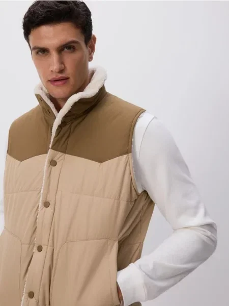 Reserved Двосторонній жилет кавовий 