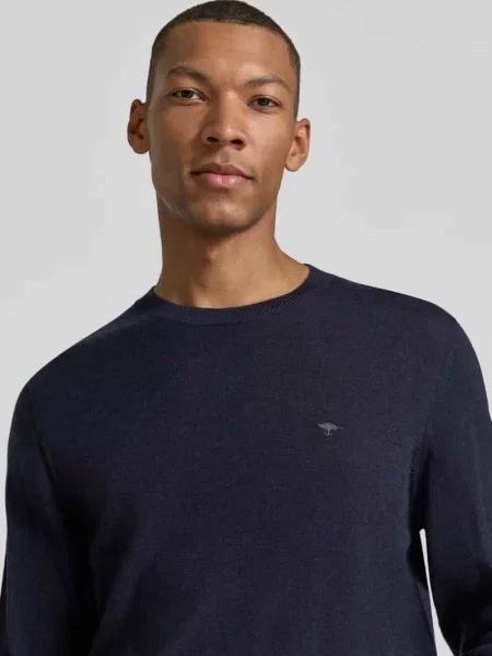 Sweter z dzianiny o kroju regular fit z wełny z okrągłym dekoltem Fynch-hatton granatowy