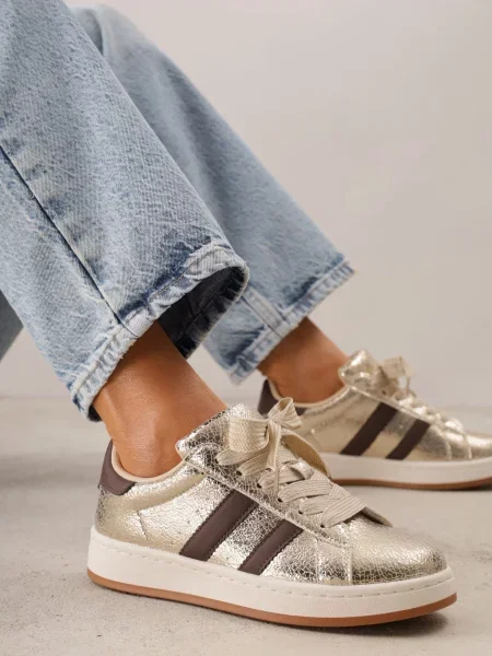 Złote Sneakersy Ozdobione Paskami Dolirenna