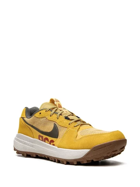 Platėjantys sportbačiai Nike