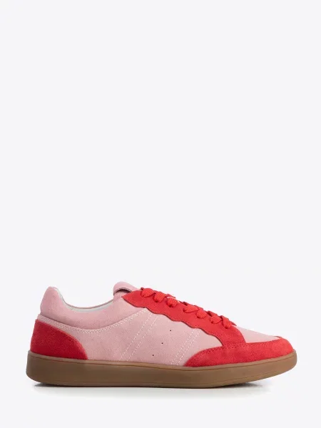 Zamszowe sneakersy z kontrastowymi elementami różowo czerwone