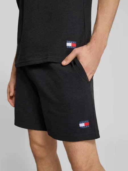 Krój regular fit t-shirt z mieszanki bawełny Tommy Jeans czarny