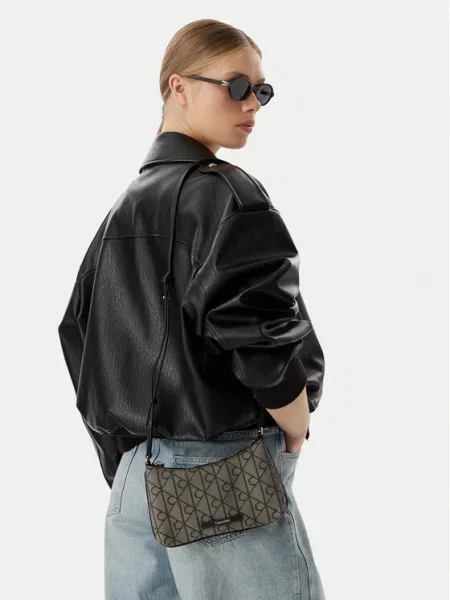 Calvin Klein Kabelka Emblem Aop čierna