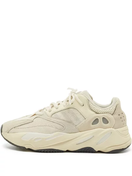 Sneakerși Adidas Yeezy din piele de căprioară