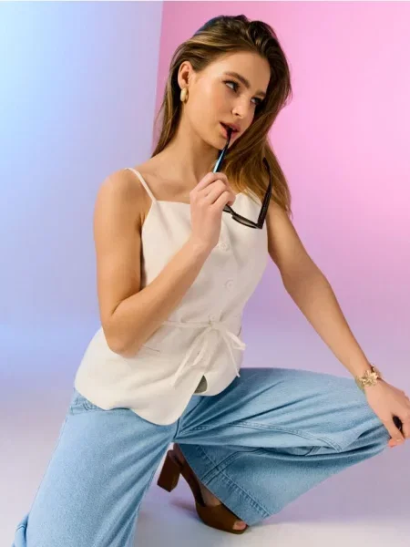 Жилет на тонких бретелях з віскозою та домішкою льону кремовий