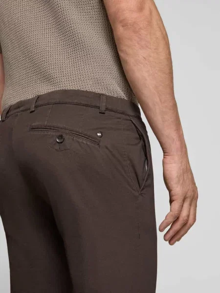 Chinos o kroju slim fit z mieszanki bawełny Bugatti brązowe