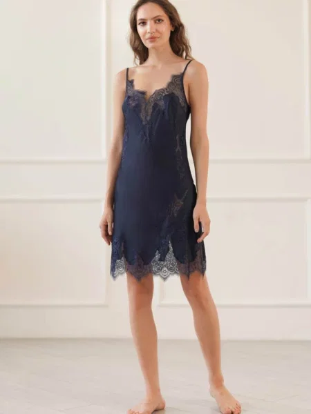 Шелковая ночная рубашка на бретелях чорна