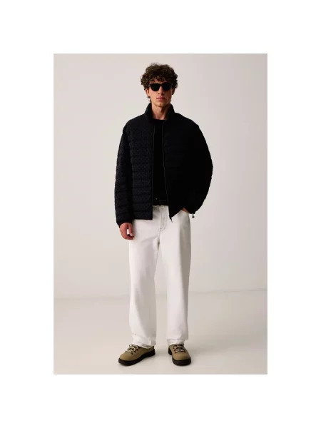 Kurtka puchowa Armani Exchange z nadrukiem czarna