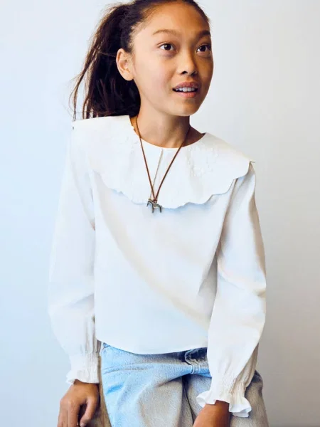 Koszula z kołnierzykiem typu bebe i haftem Dzieci 12 MANGO KIDS biały