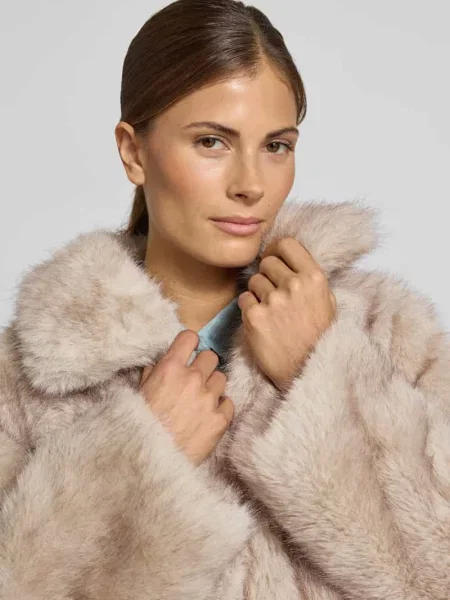Kurtka z sztucznego futra o kroju relaxed fit model AYANA' Ichi beżowa
