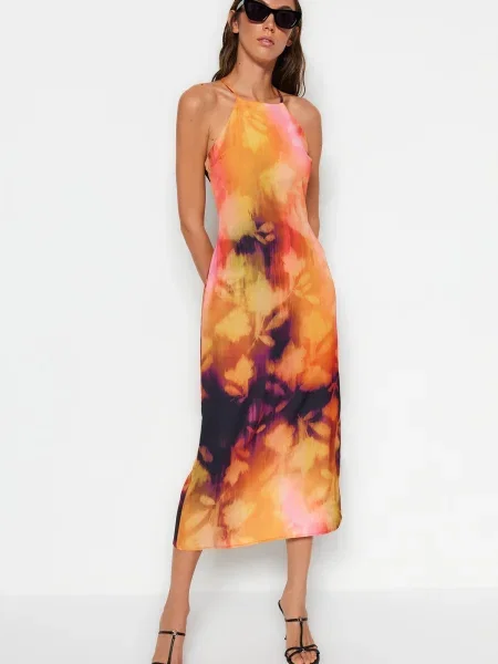 Satynowa sukienka midi Trendyol w kwiatki z nadrukiem pomarańczowa