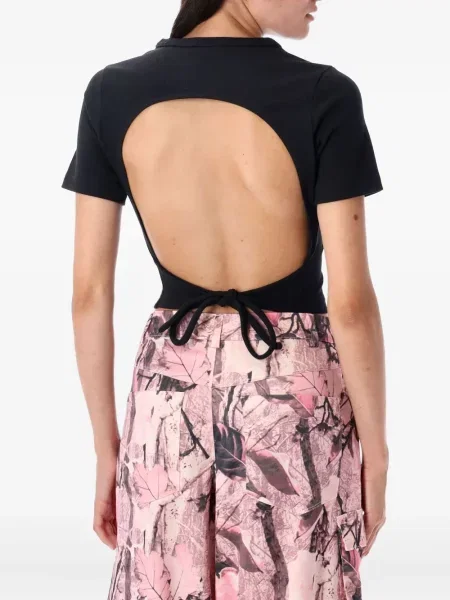 Pantaloni scurți Adidas zdrențuiți cu dungi din satin maro