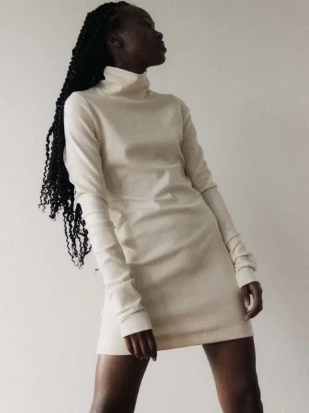 Рокля MUUV. къса с кройка по тялото бяло