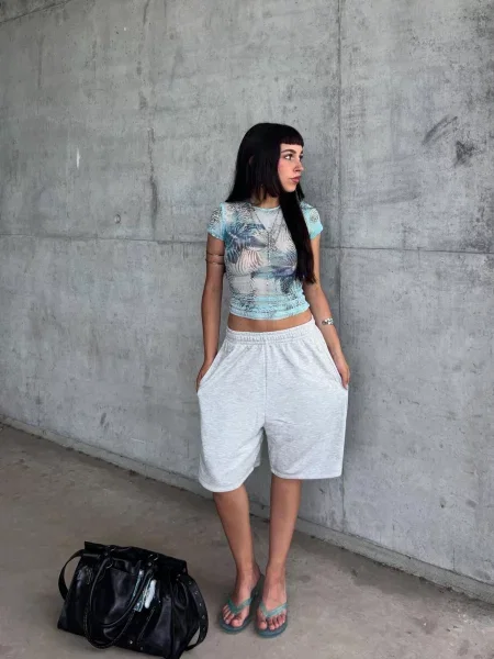 Bershka Bermudy Z Dzianiny Dresowej Z Haftem Kobieta S szary