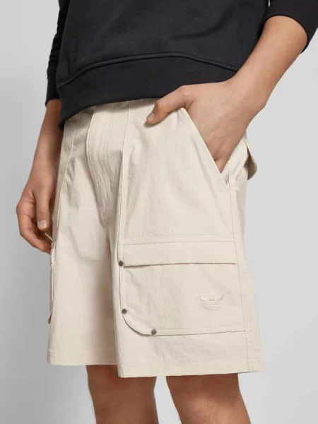 Szorty o kroju regular fit z wyhaftowanym logo Adidas Originals beżowe