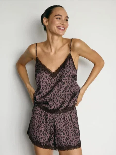 Reserved Pijama din satin cu dantelă maro-închis maro
