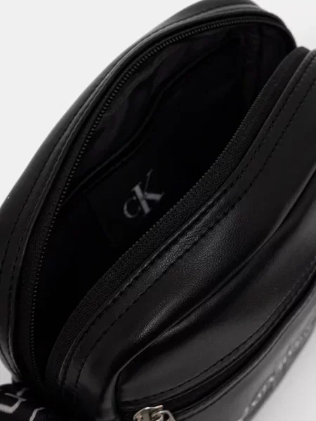 Crossbody táska Calvin Klein autogrammal fehér