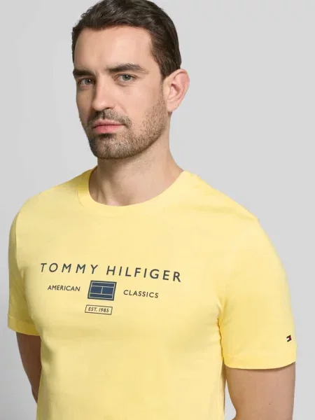 T-shirt o kroju regular fit z czystej bawełny Tommy Hilfiger żółta