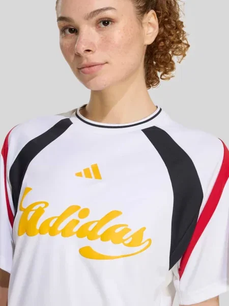 T-shirt sport o kroju relaxed fit z nadrukiem z logo Adidas Sportswear biała