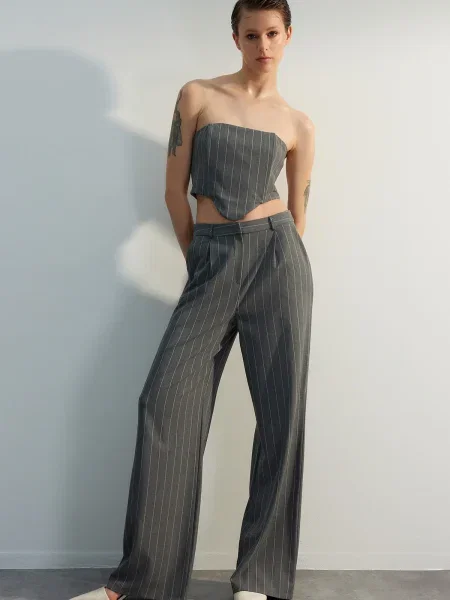 Pantaloni Trendyol cu dungi gri