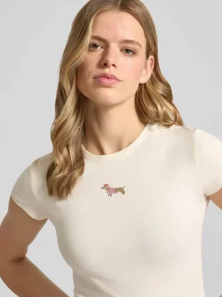 T-shirt z haftowanym motywem i dekoltem w kształcie litery O Review biała