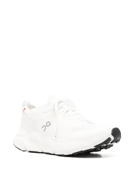 Sneakers On λευκό