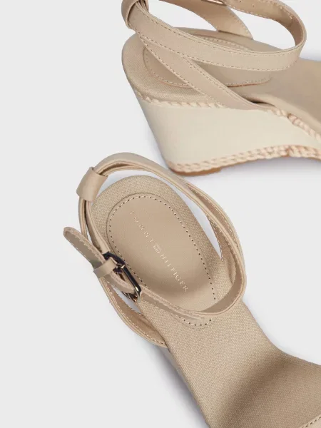 Босоножки Tommy Hilfiger на танкетке бежевые