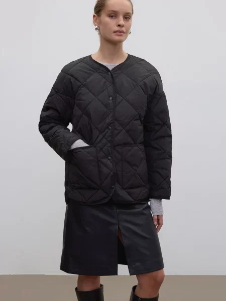 Демисезонная куртка Estro черная