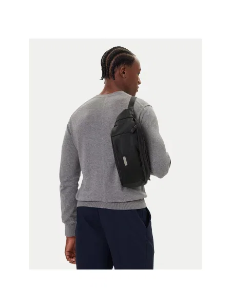Calvin Klein Torbica za okrog pasu﻿ Sleek Waistbag Sling črna