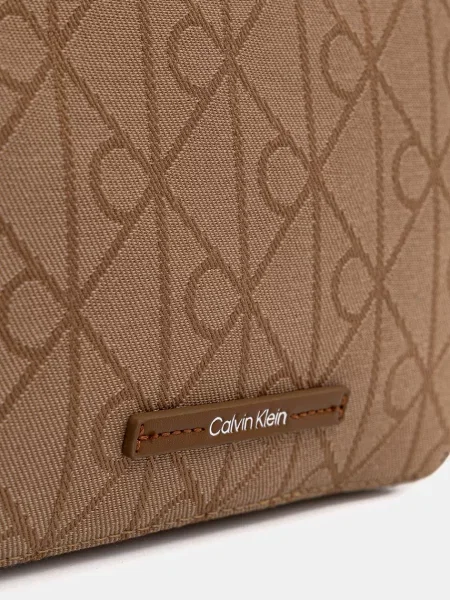 Calvin Klein Táska Emblem Aop Jacquard Camera Bag Barna bézs