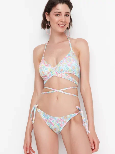 Top Trendyol cu model floral cu legături gri