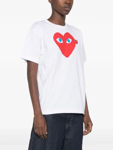 Тениска Comme Des Garçons Play с принт със сърца бяло