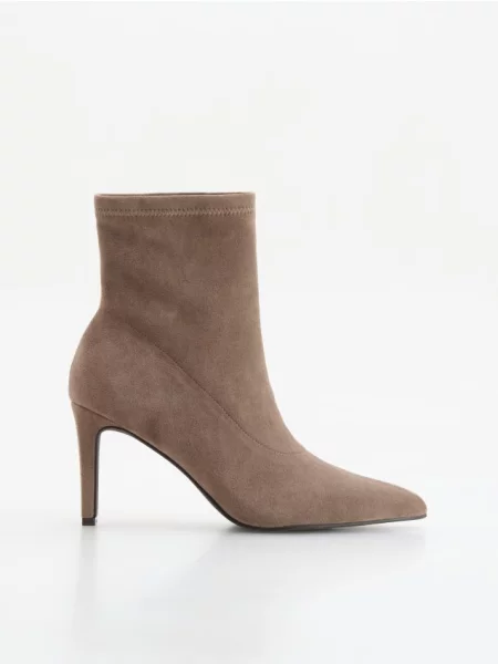 Reserved Botine cu bej
