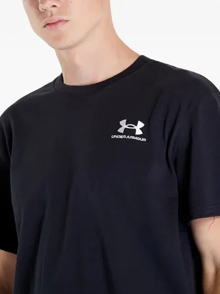 Μονωμένος μπλούζα Under Armour με κέντημα μαύρο