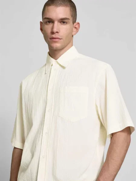 Koszula casualowa o kroju relaxed fit z listwą guzikową Wood Wood biała