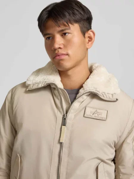 Bomberka z zamkiem błyskawicznym i naszywką z logo Alpha Industries biały