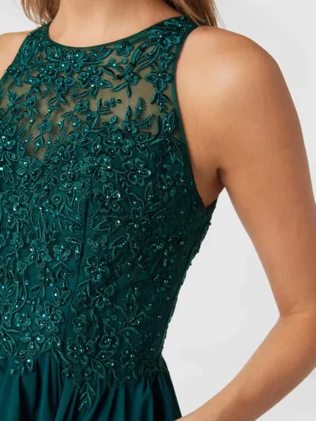 Sukienka koktajlowa z kwiatowymi haftami i ozdobnymi kamieniami Laona zielona