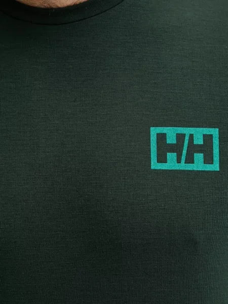 Переработанный футболка Helly Hansen с принтом зеленая