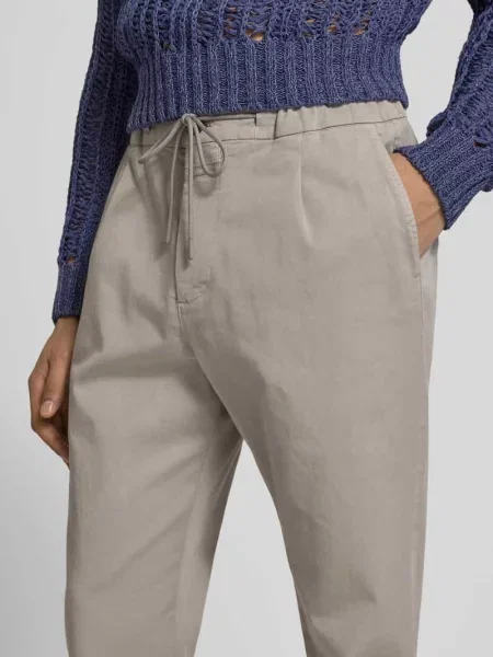 Spodnie materiałowe o kroju slim fit z tunelem Closed