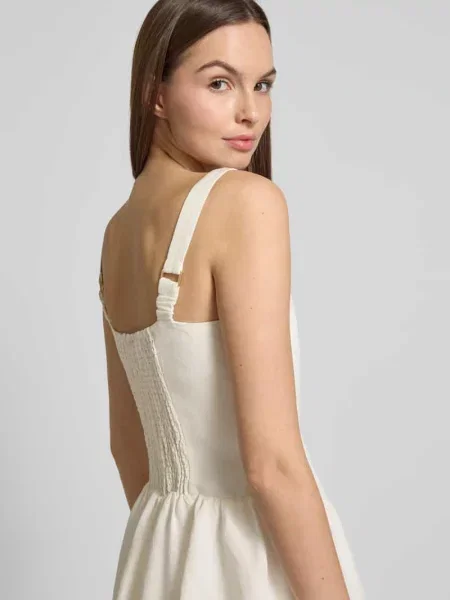 Sukienka koktajlowa z mieszanki lnu z marszczonymi detalami model ‘Heidi’ Forever New