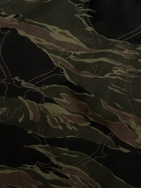 Pantaloni South2 West8 cu model camuflaj verde