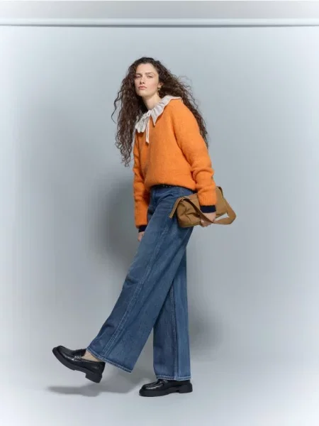 Reserved Široké džínsy s aplikáciou indigo jeans