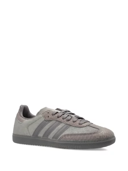 Top Adidas cu dungi cu broderie roșu